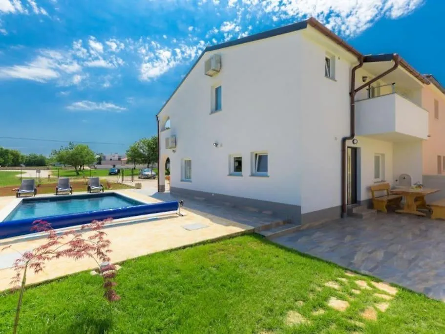 Kuca Mira Villa Gajana 0*,
